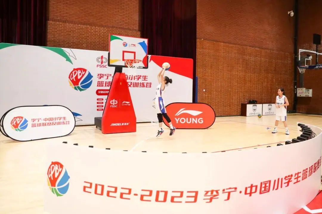 篮球教练如何为不同年龄段的球员制定战术训练方案?_1